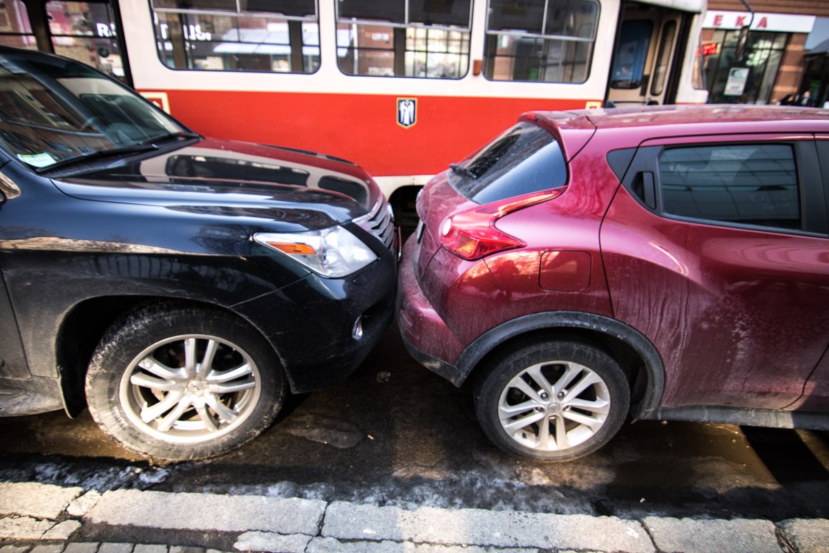 Lexus по инерции толкнул стоящий перед ним Nissan Juke