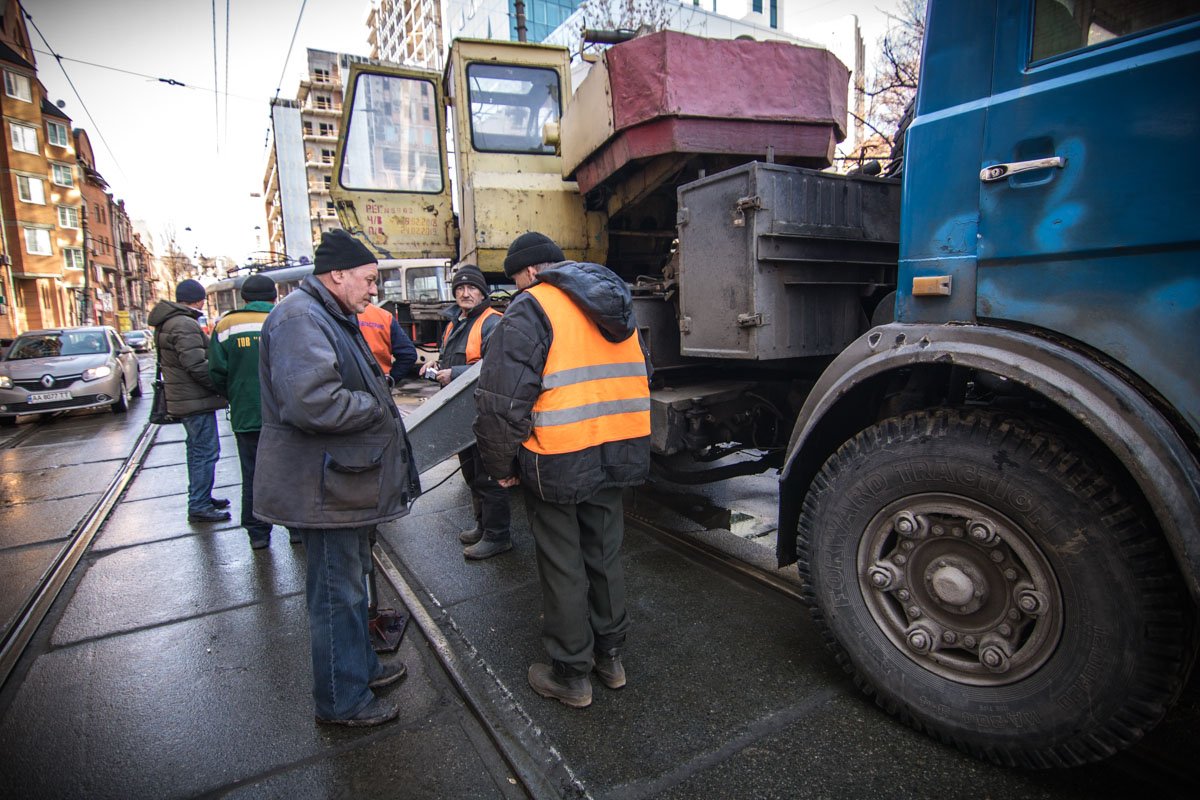 На месте работает аварийная бригада коммунальщиков