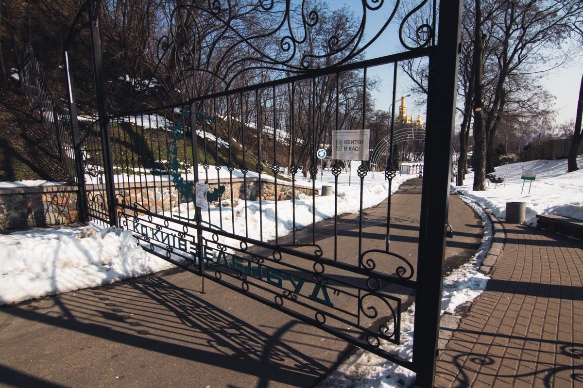 Парк выглядит хмурым, когда повсюду снег