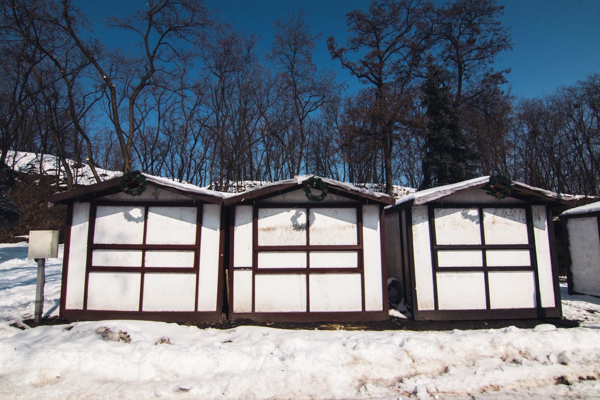 Когда тепло, тут продают сувениры и напитки