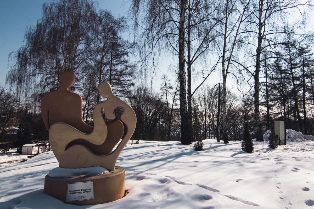 Скульптуры и инсталляции украшают территорию 