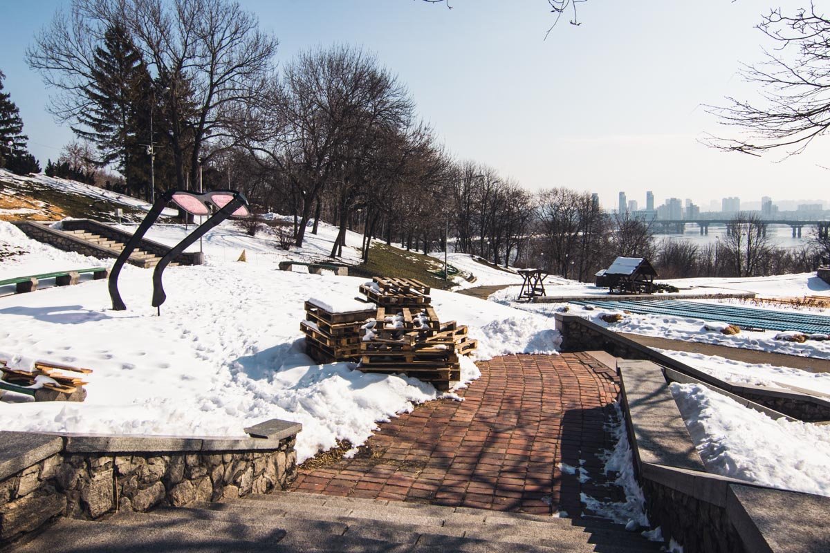 Пешеходные тропинки не разбиты и выглядят аккуратно 