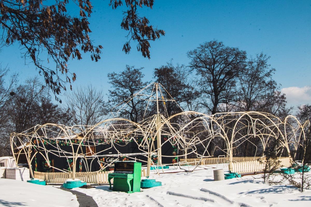 Уличные музыканты и любители мелодии фортепиано могут сыграть 