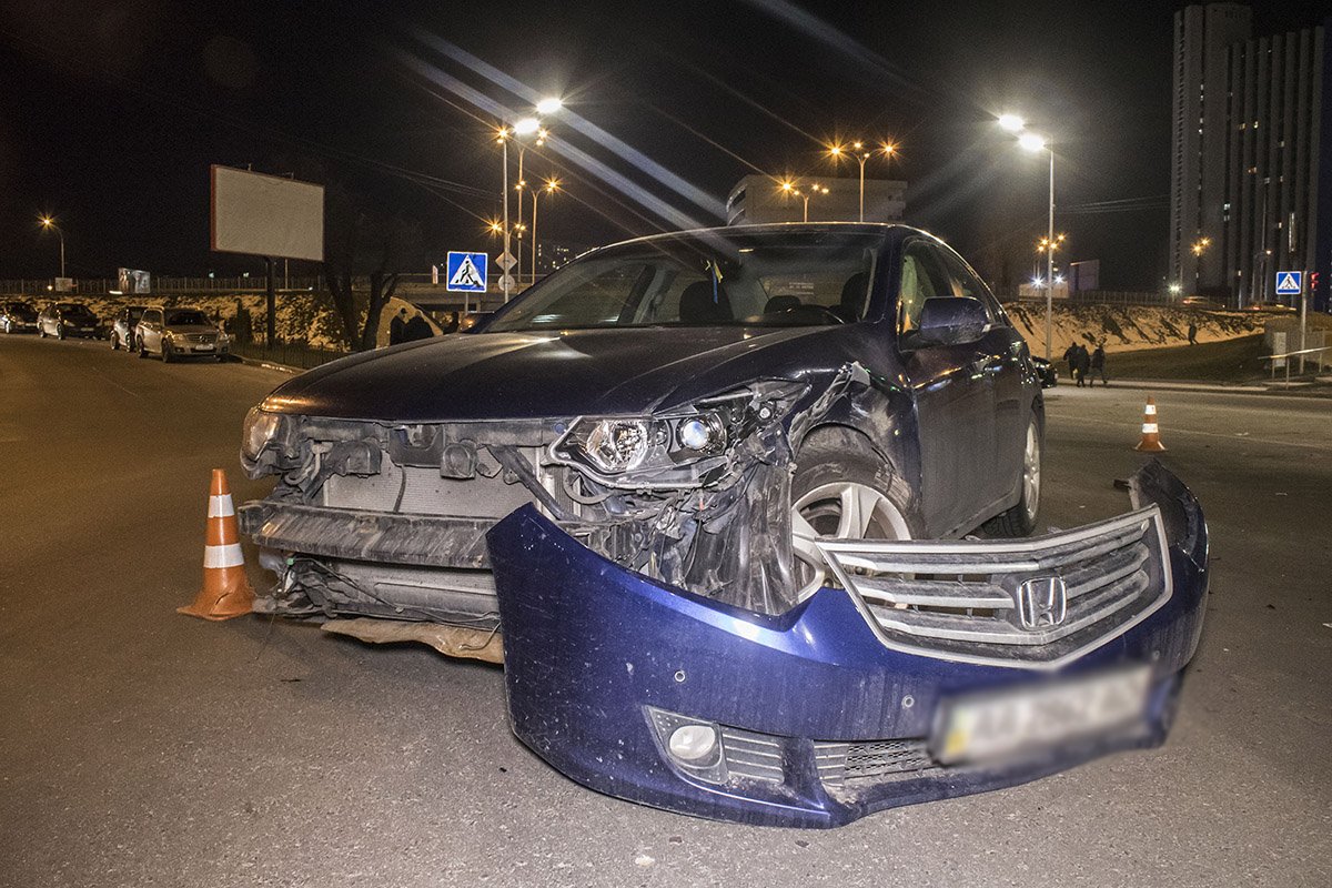 Mercedes врезался в Honda Mercedes врезался в Honda