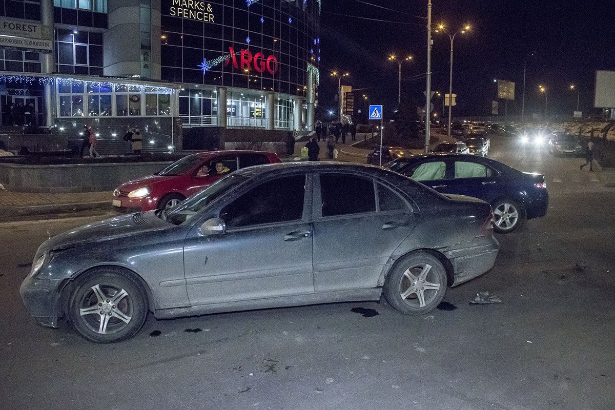 Автомобили перекрыли движение по двум полосам Автомобили перекрыли движение по двум полосам