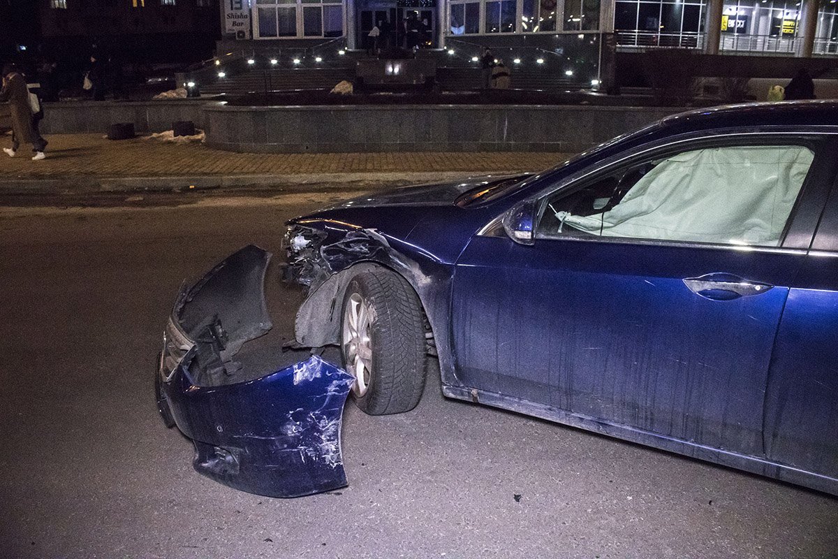 Девушку, которая была за рулем Honda, отвезли в больницу Девушку, которая была за рулем Honda, отвезли в больницу