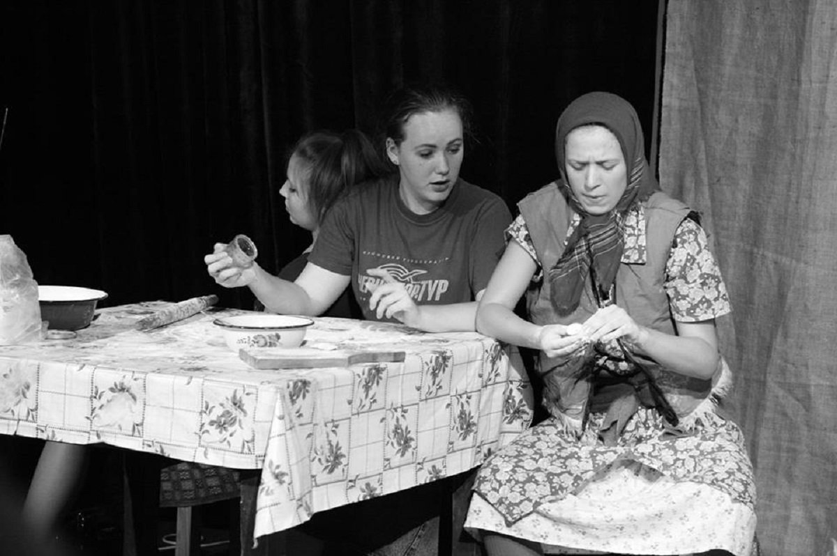 В спектакле бабушка научит внучку обращаться с тестом