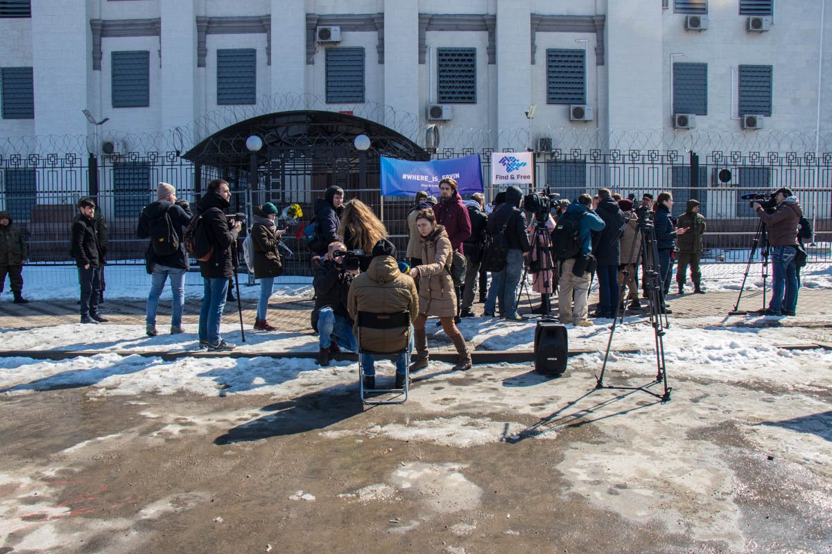 26 марта под стенами посольства России собрались люди