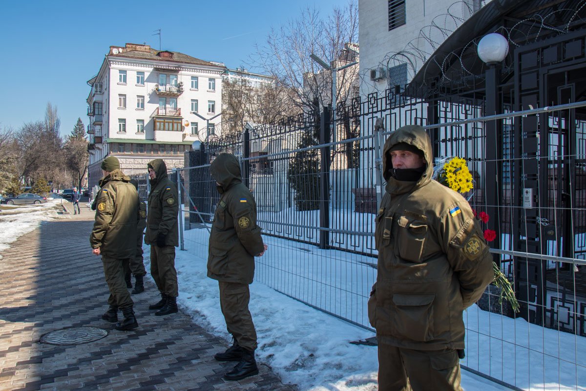 Здание охраняли нацгвардейцы