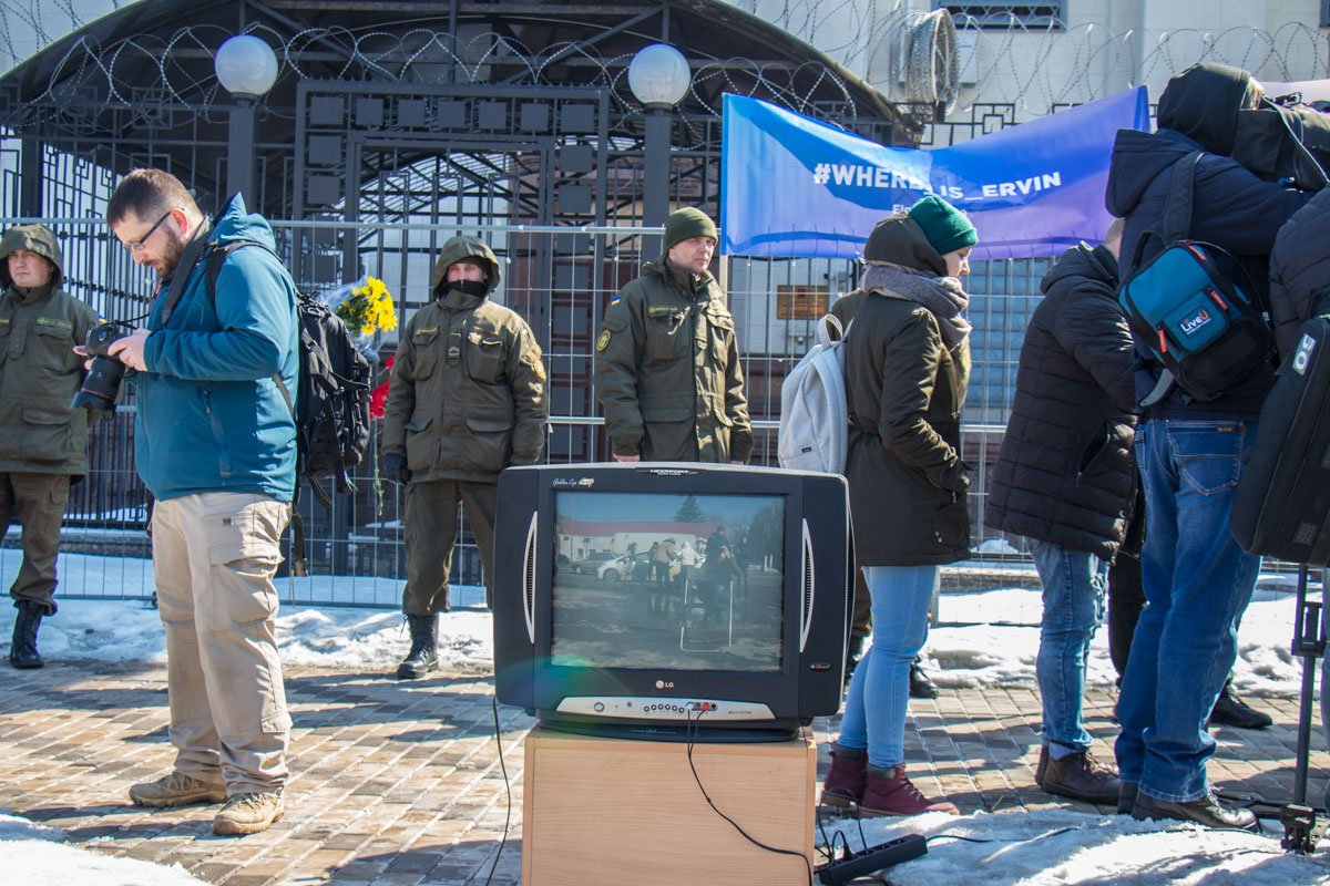Перед воротами сидел парень, который смотрел "Лебединое озеро" 