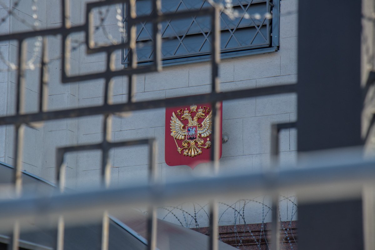 К посольству РФ неравнодушные люди принесли цветы