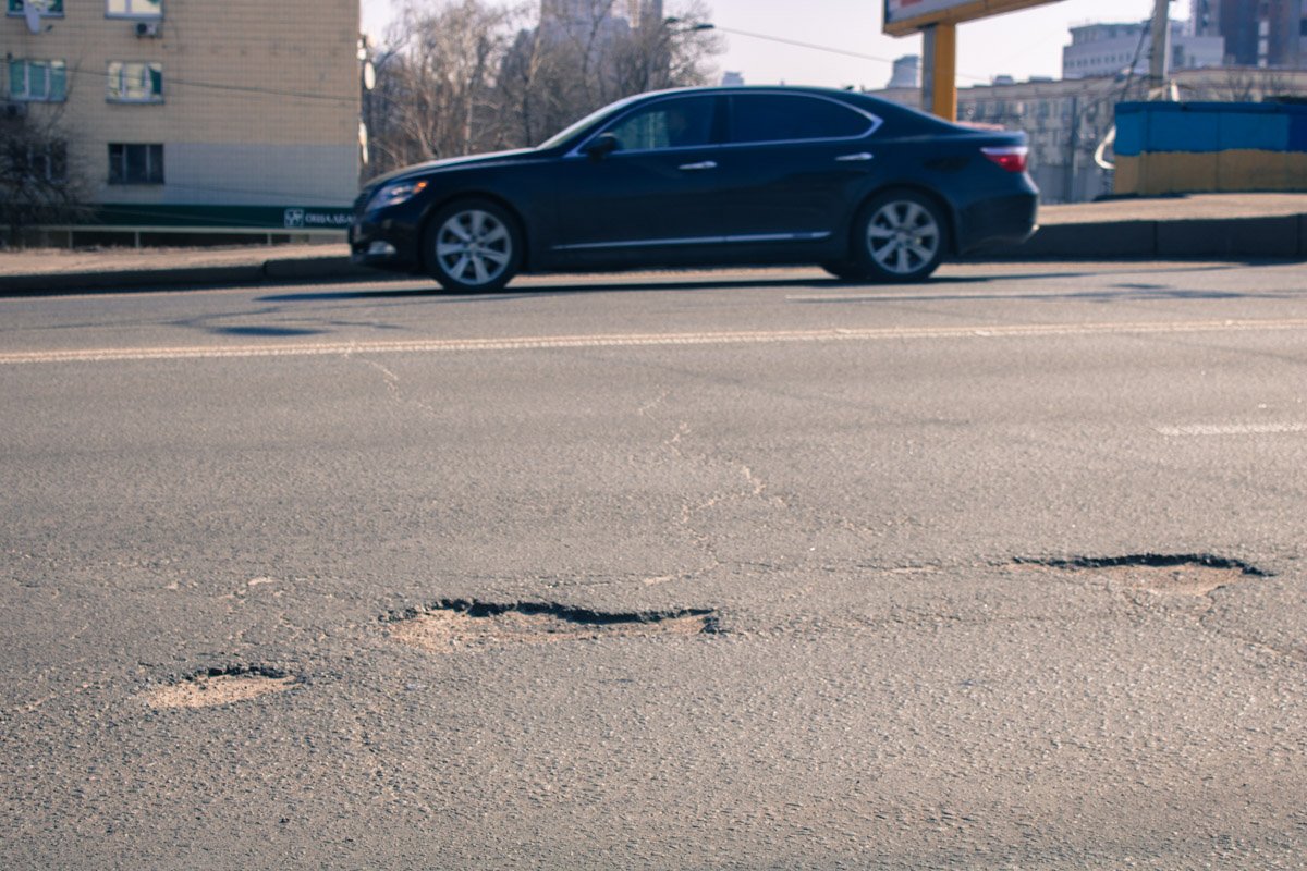 С каждым днем эти выбоины становятся глубже