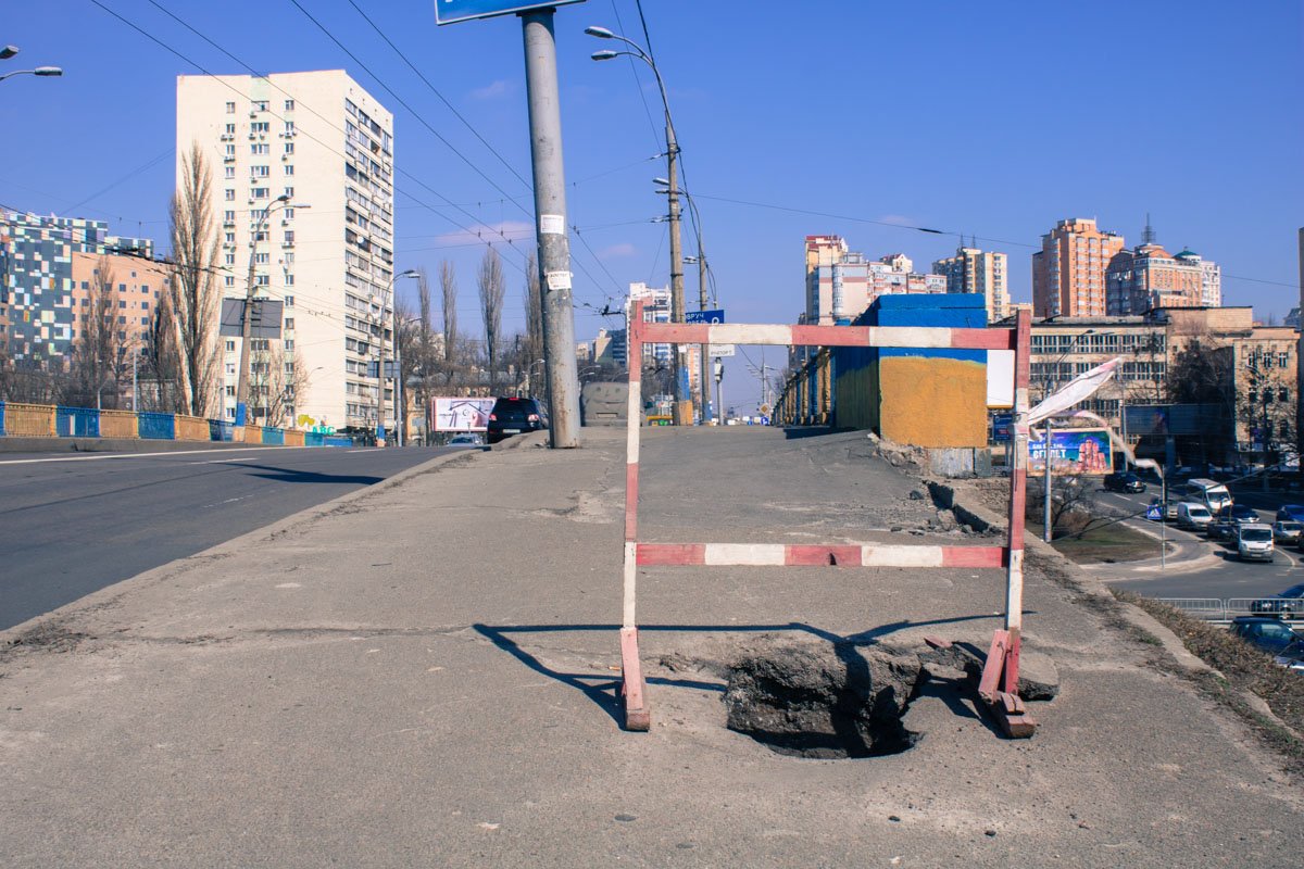 На тротуаре образовалась глубокая яма