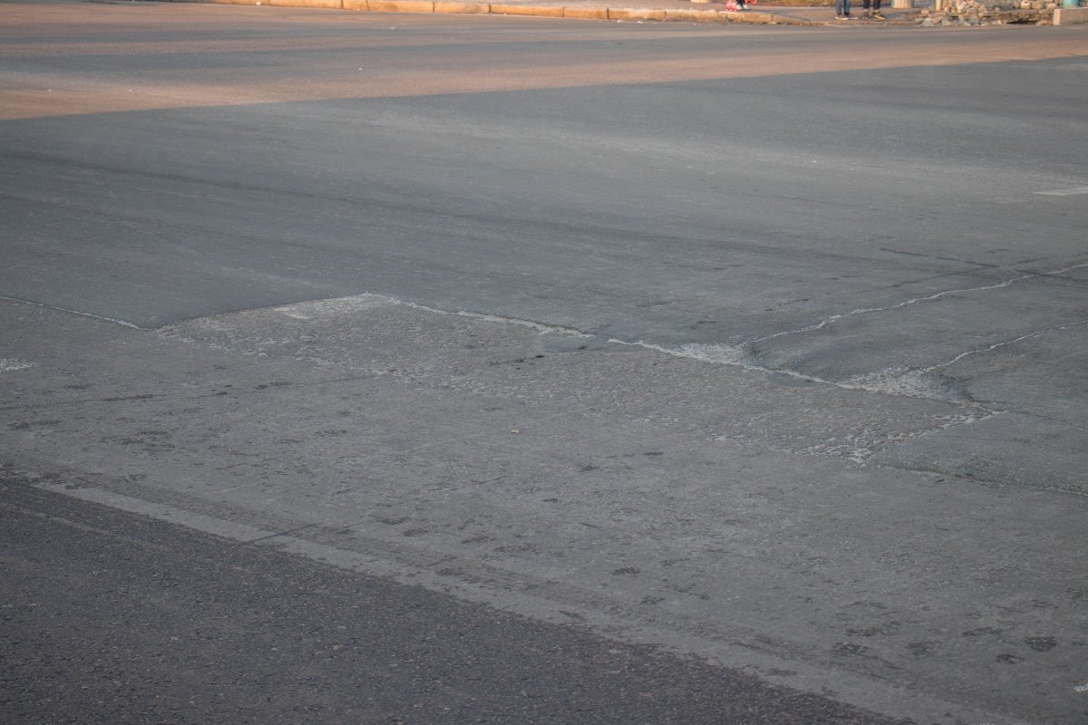 Пласт асфальта находится под углом Пласт асфальта находится под углом