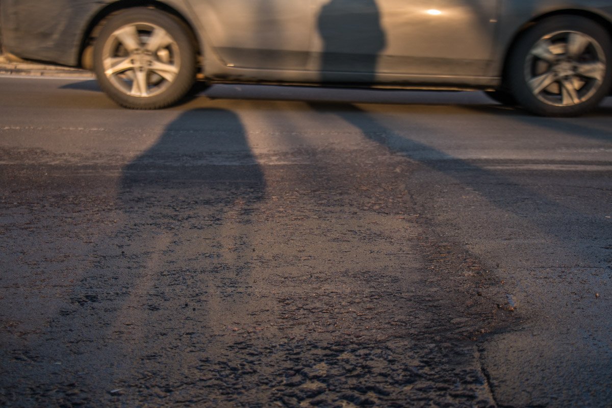 Следя за движением авто и светофором, можно не заметить неровность на дороге Следя за движением авто и светофором, можно не заметить неровность на дороге