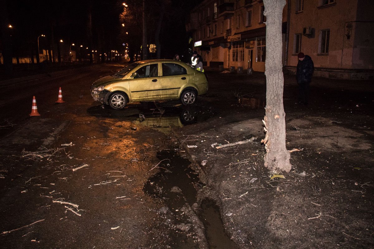 На бульваре Вацлава Гавела Chery Jaggi врезался в дерево На бульваре Вацлава Гавела Chery Jaggi врезался в дерево