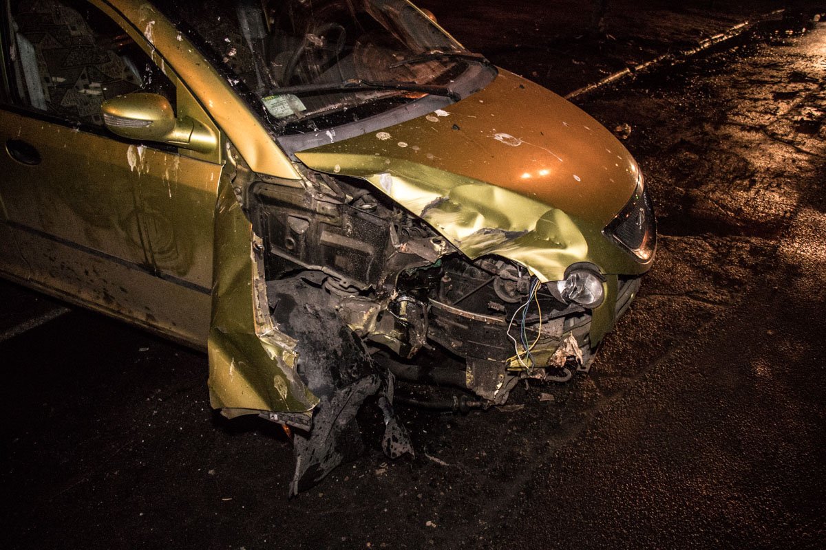 По словам водителя, у него спустило колесо, что и стало причиной ДТП По словам водителя, у него спустило колесо, что и стало причиной ДТП