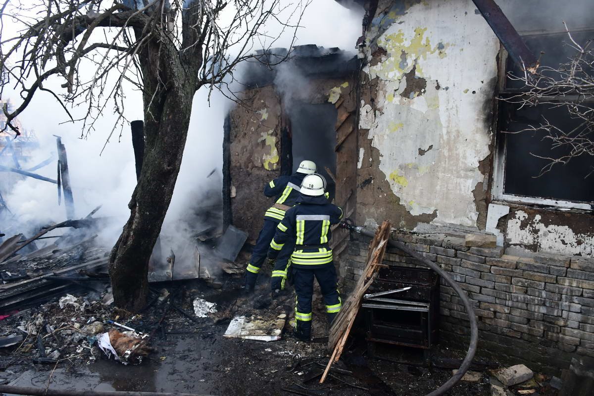 Возгорание началось с деревянной пристройке 
