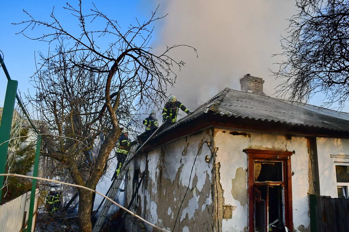 Жители дома винят в поджоге соседей
