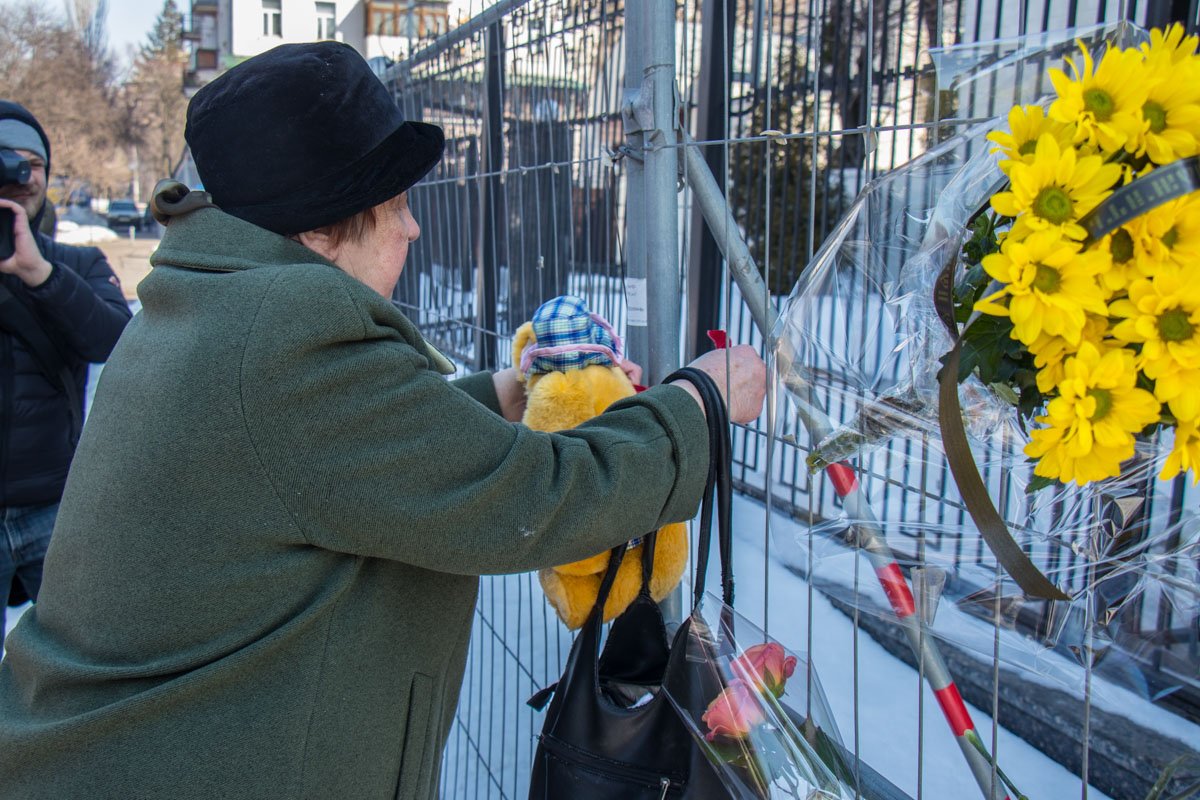 В Киеве возле посольства РФ почтили память погибших при пожаре в Кемерово