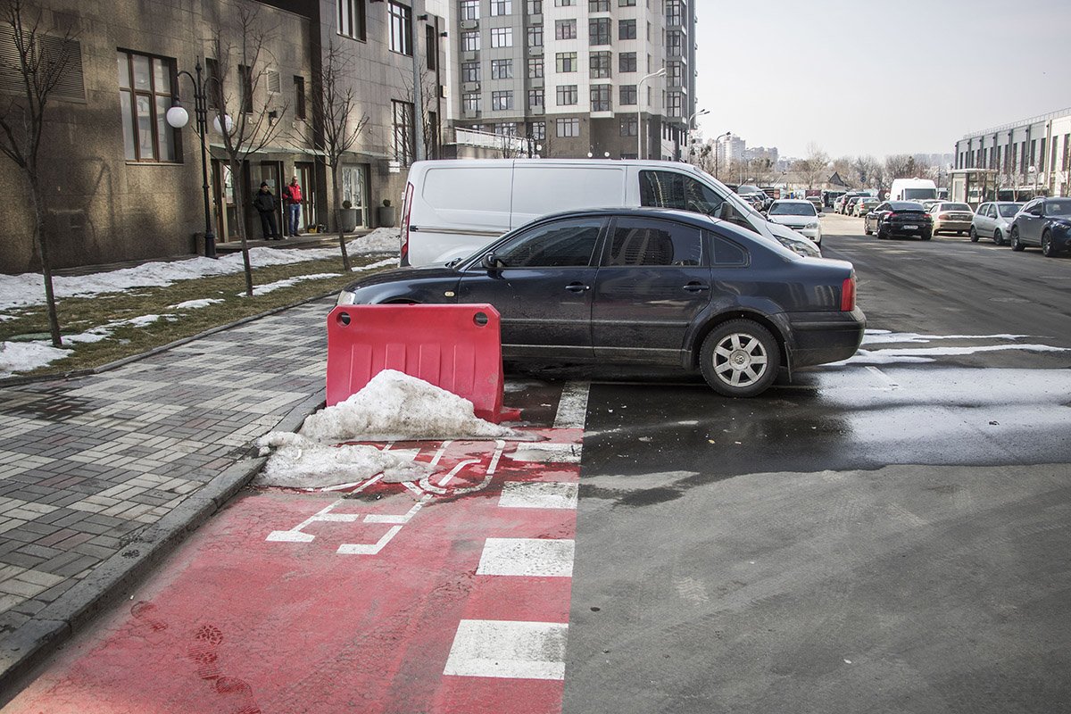 На противоположной стороне улицы на велосипеде тоже не проехать