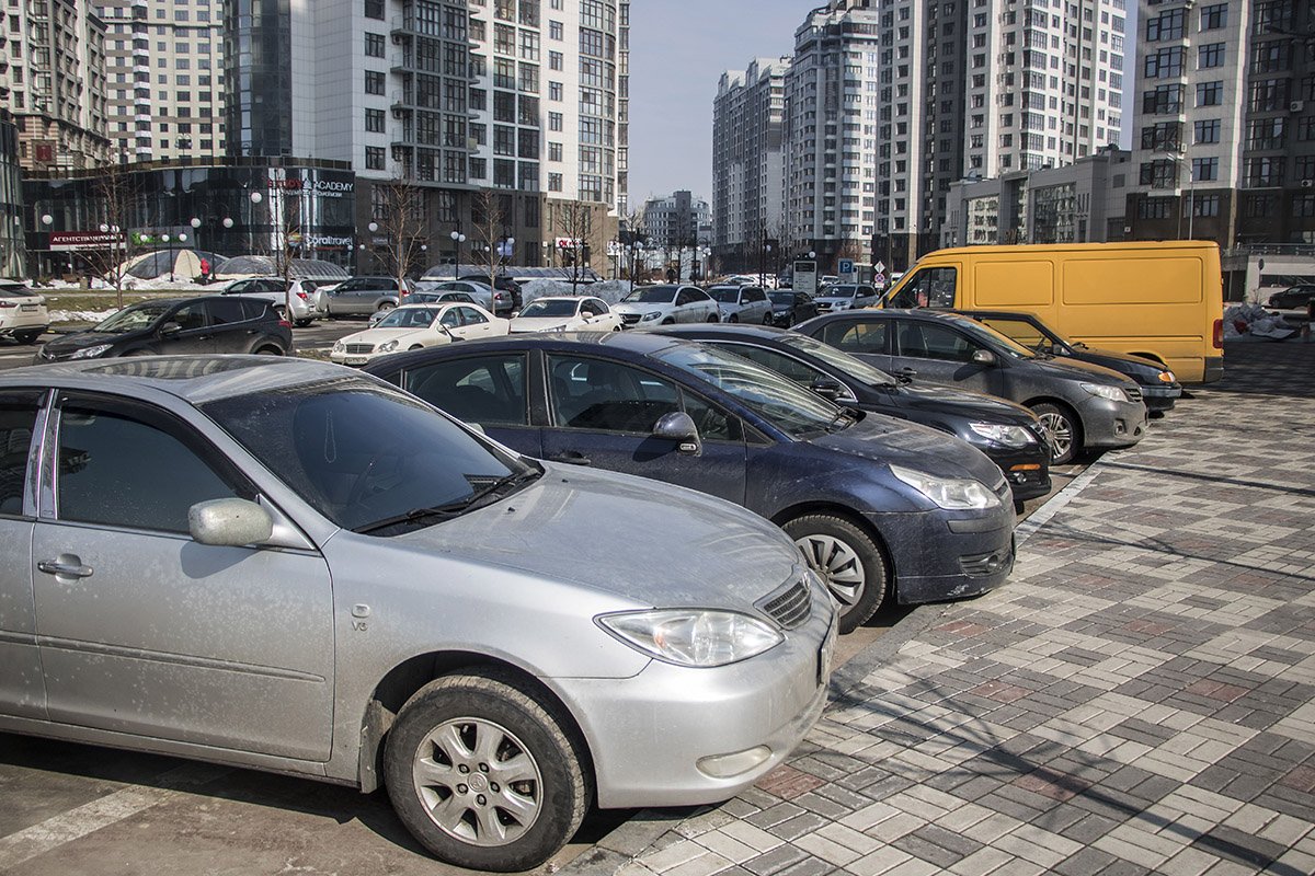 Остается ехать только по тротуару?