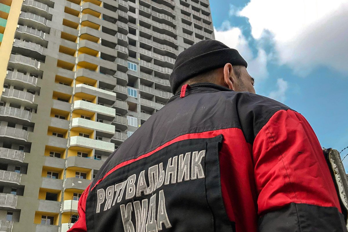 Предположительно, он упал в технологический проем с 21 или 22 этажа соседней стройки