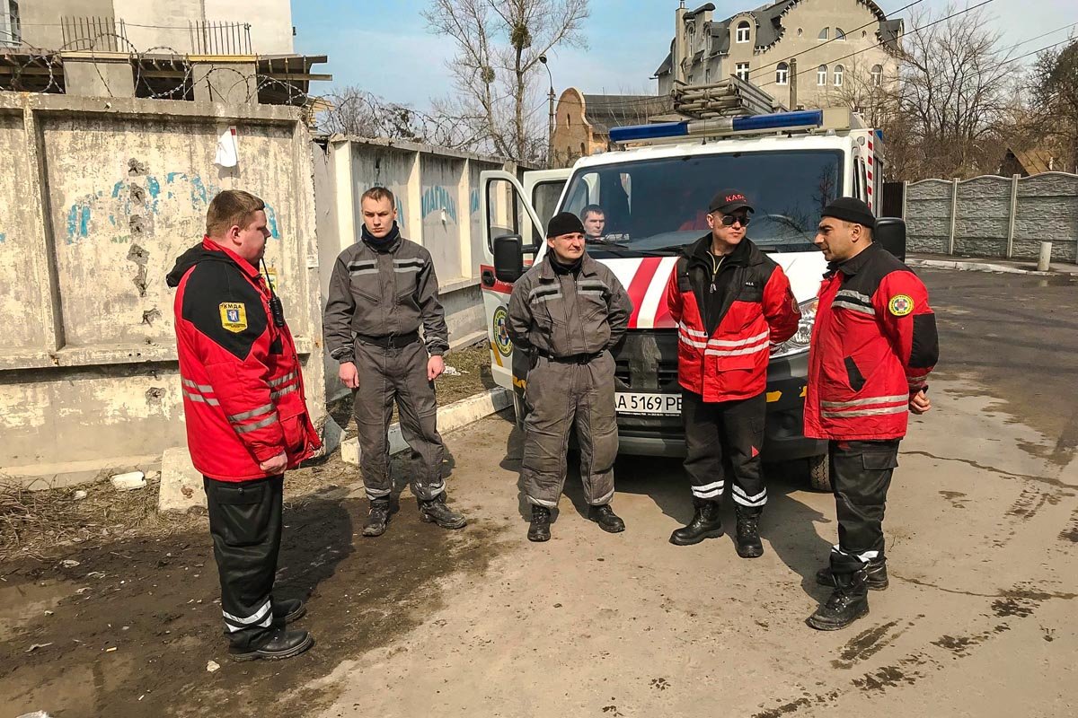 Спасатели КАРС пробили проем в стене для доступа медиков и следственно-оперативной группы