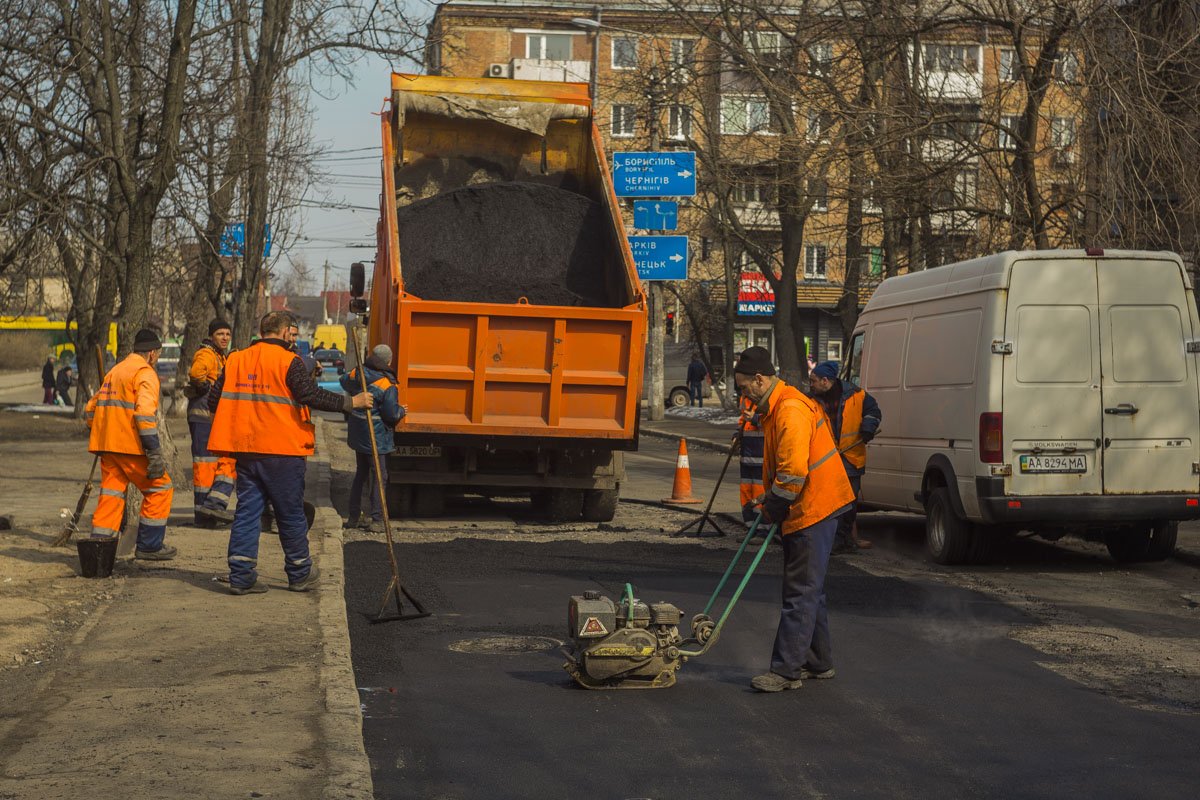 20 тонн горячего асфальта укатывают в огромную яму 20 тонн горячего асфальта укатывают в огромную яму