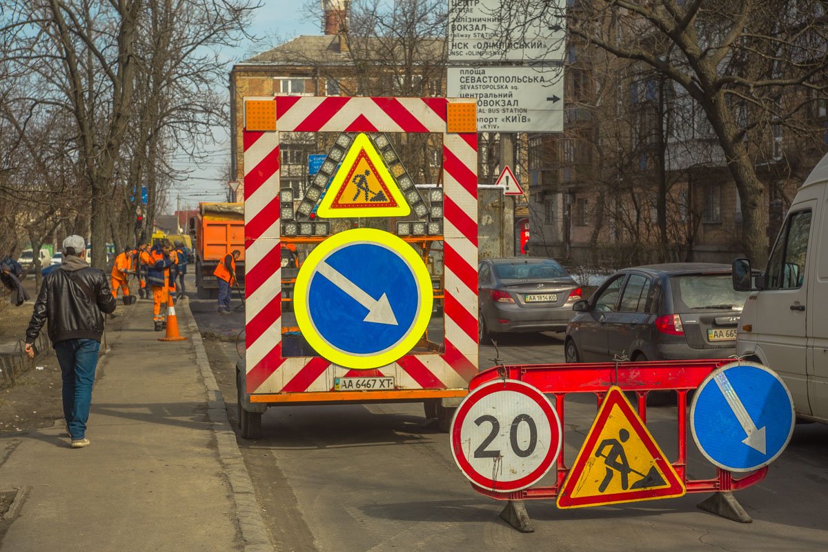 Движение по улице затруднено Движение по улице затруднено