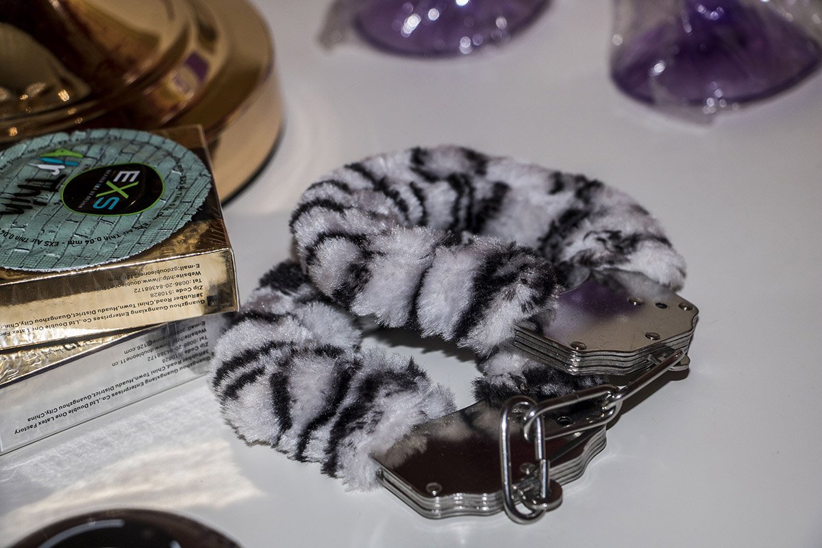 Мягкие наручники для сексуальных утех