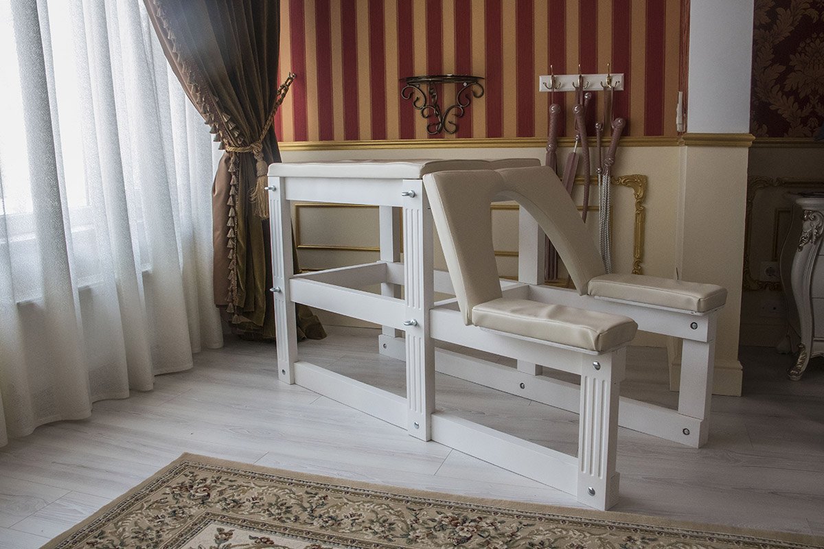 Стать в нужную позу, представить себя королевой или принцессой и ждать наказания