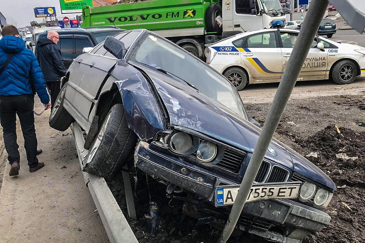 В результате ДТП BMW вылетела за отбойник В результате ДТП BMW вылетела за отбойник