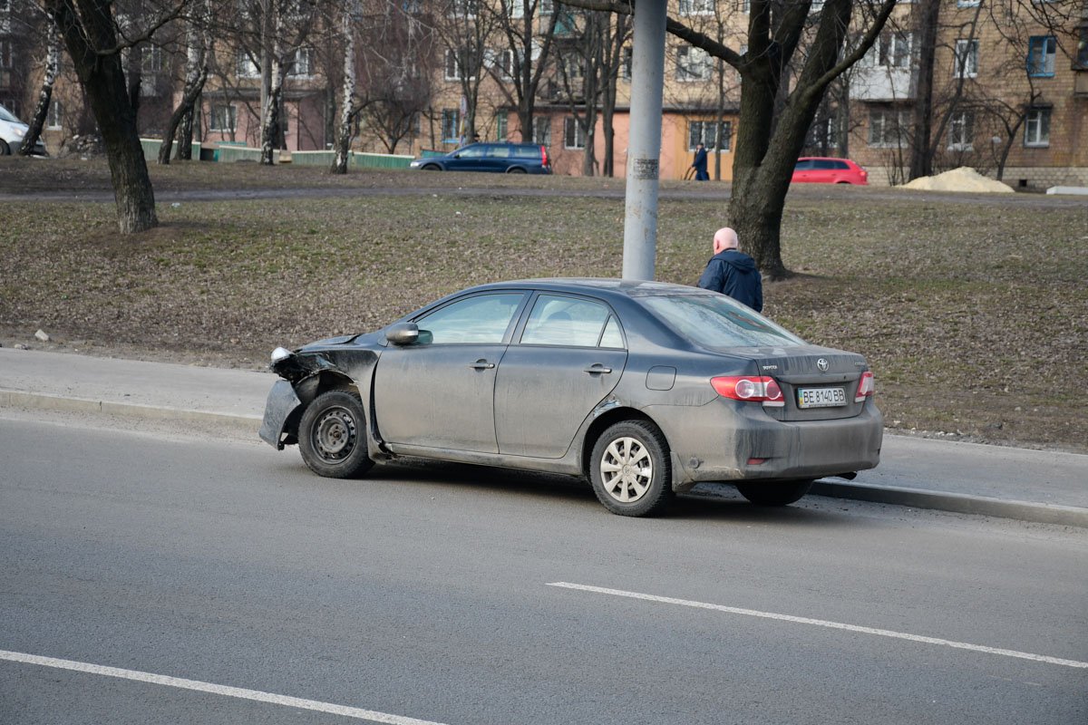 Toyota пыталась проскочить на поворот Toyota пыталась проскочить на поворот