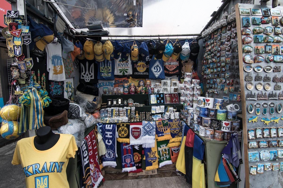 Торговцы развернули здесь немало палаток 