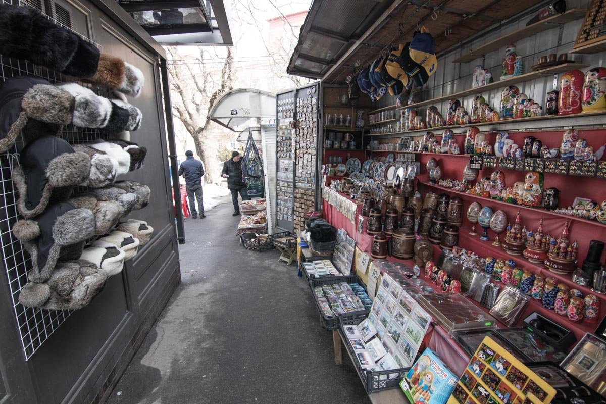 Можно найти как изделия ручной работы, так и китайскую безделицу