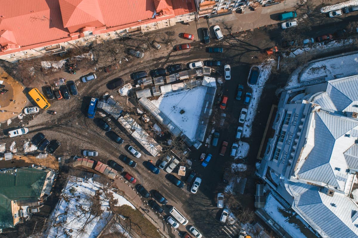 Обитателям стихийного торгового "треугольника" предложили переселиться на Аллею художников