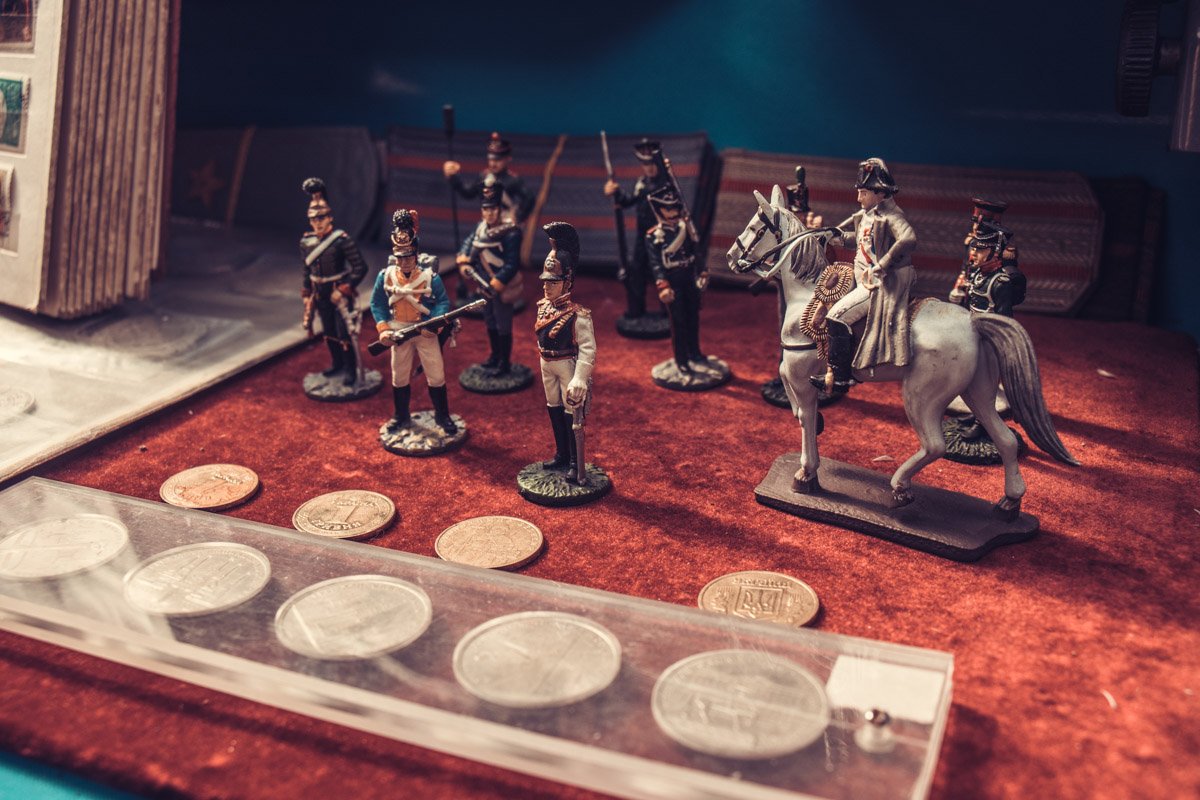 Можно купить все - от солдатиков до монет и марок