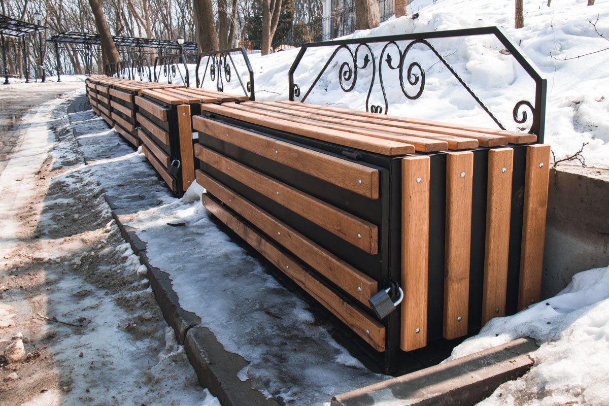 Есть здесь и складные стеллажи для сувениров