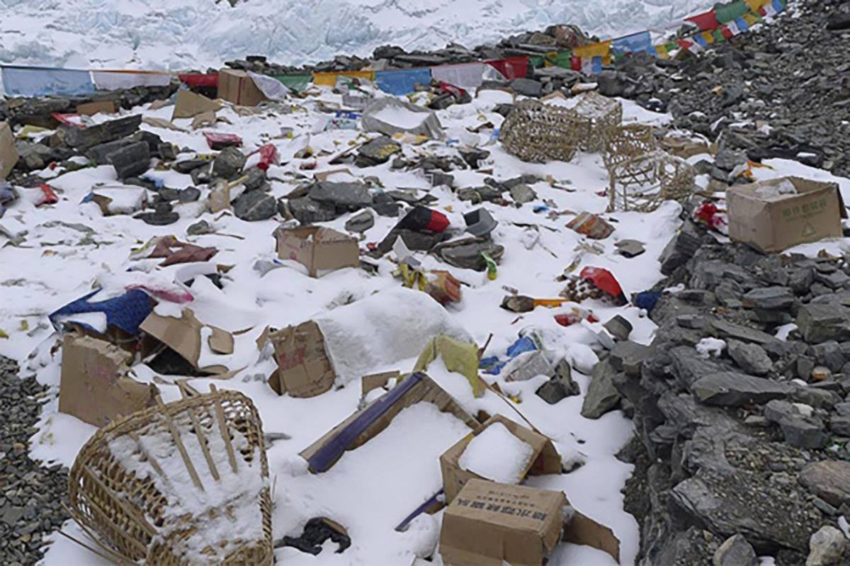 Эверест очистили от пяти тонн мусора Эверест очистили от пяти тонн мусора