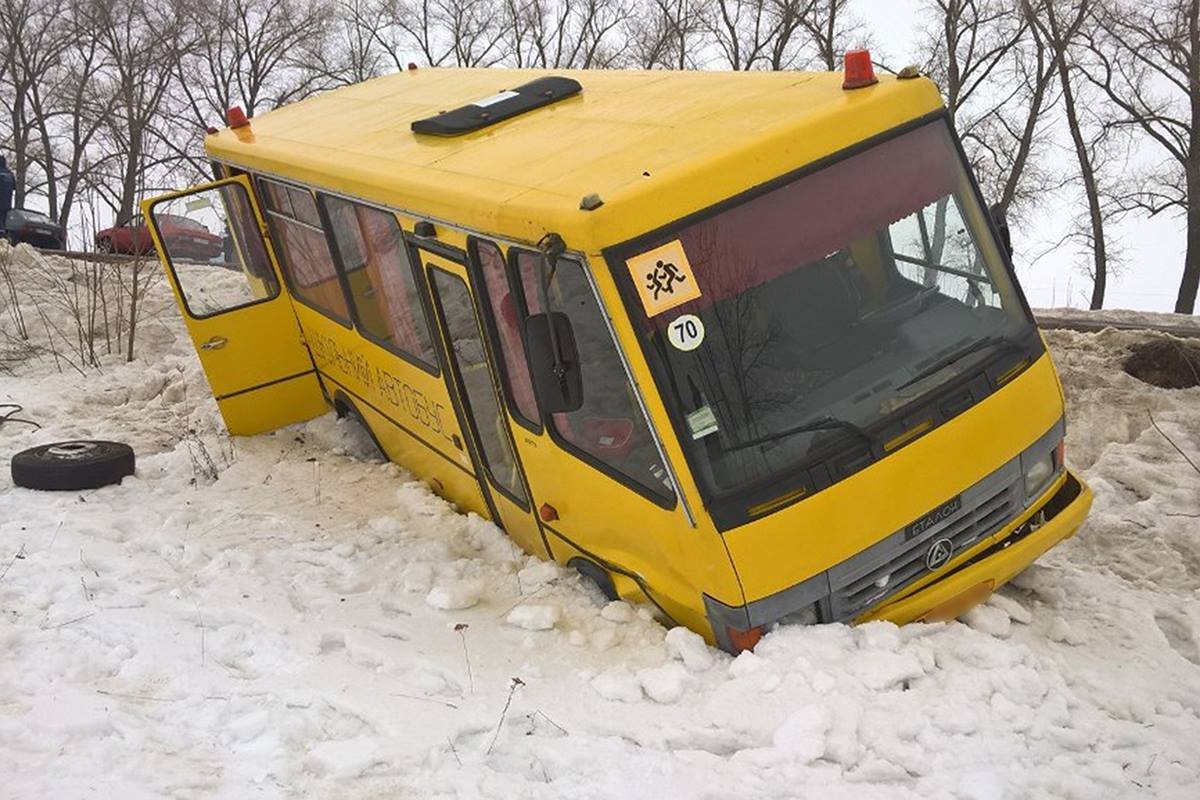 В Сумской области автобус с детьми вылетел с дороги в кювет В Сумской области автобус с детьми вылетел с дороги в кювет