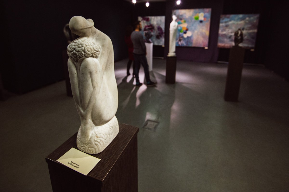 Проект объединяет разные произведения искусства: живопись, скульптуру, фотографию, дизайн одежды