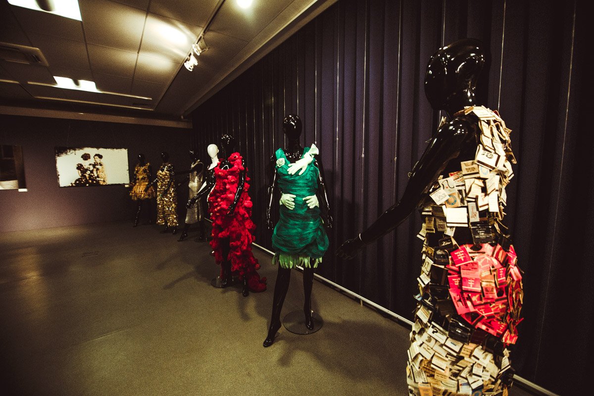 Выставка платьев эко-дизайнера Исагус Тош