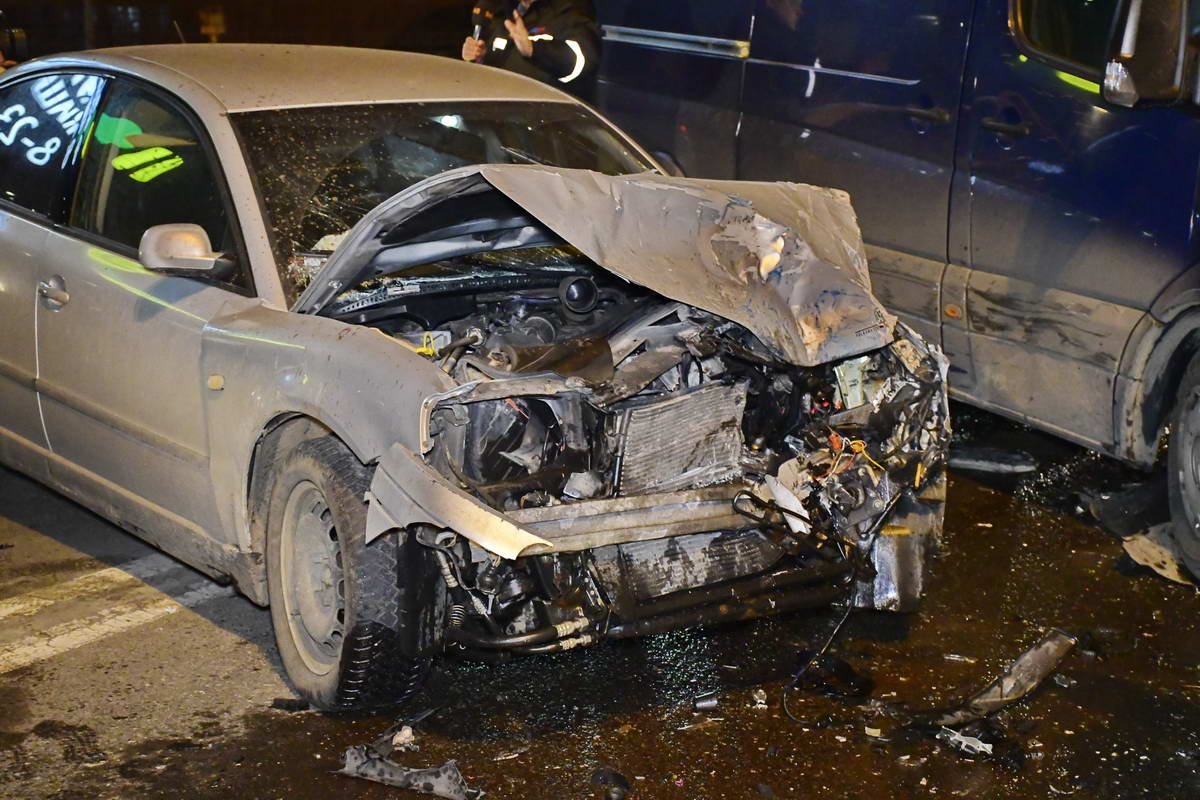 Водитель Volkswagen говорит, что не пил, а в аварию попал из-за того, что отвлекся и стал переключать музыку в автомобиле