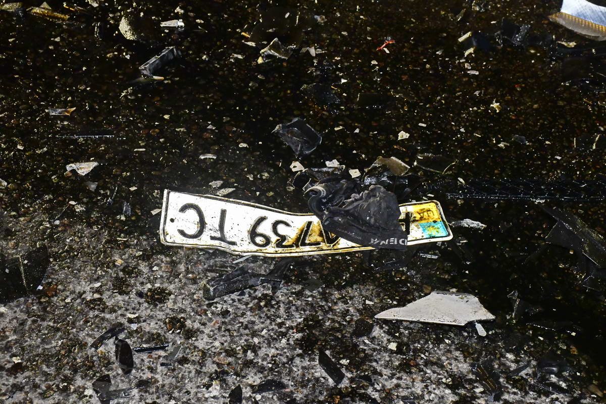 У машины отлетели номерные знаки