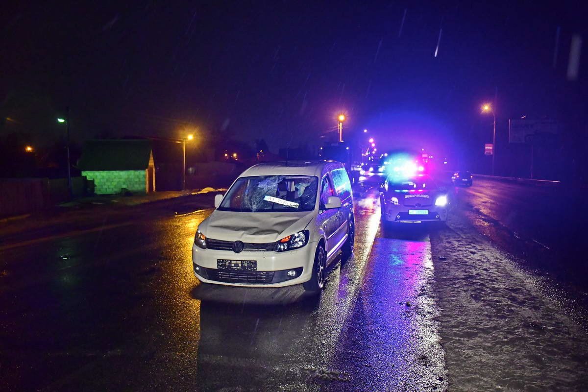 На съезде с Жилянского моста Volkswagen Caddy сбил человека