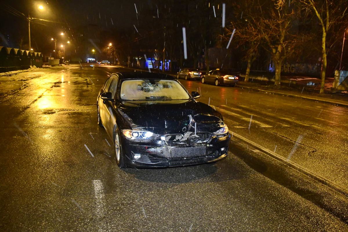 На проспекте Василия Порика BMW врезался в троллейбус