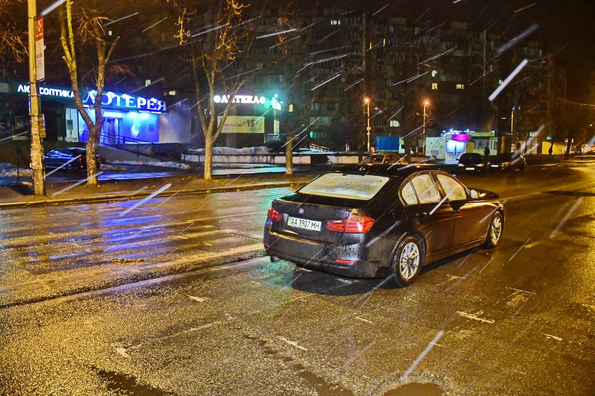 За рулем машины была девушка 