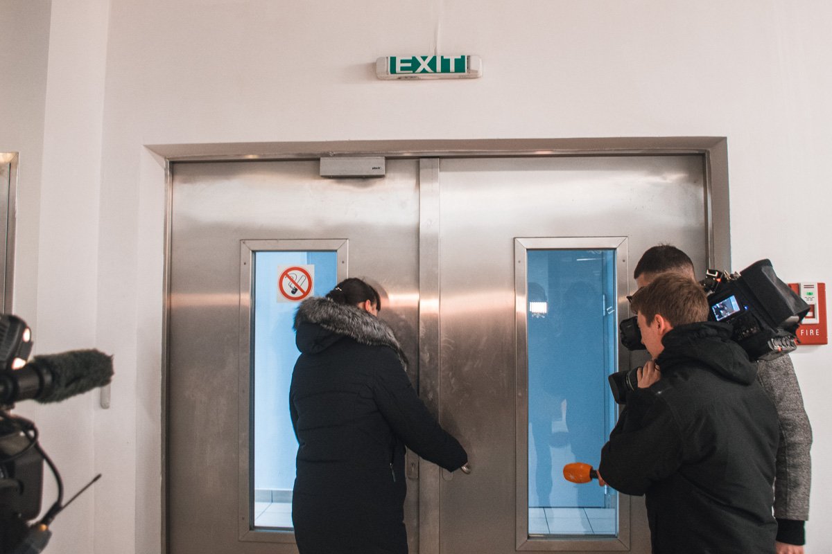 В ТЦ Квадрат пробуем открыть запасной выход, дверь на магните