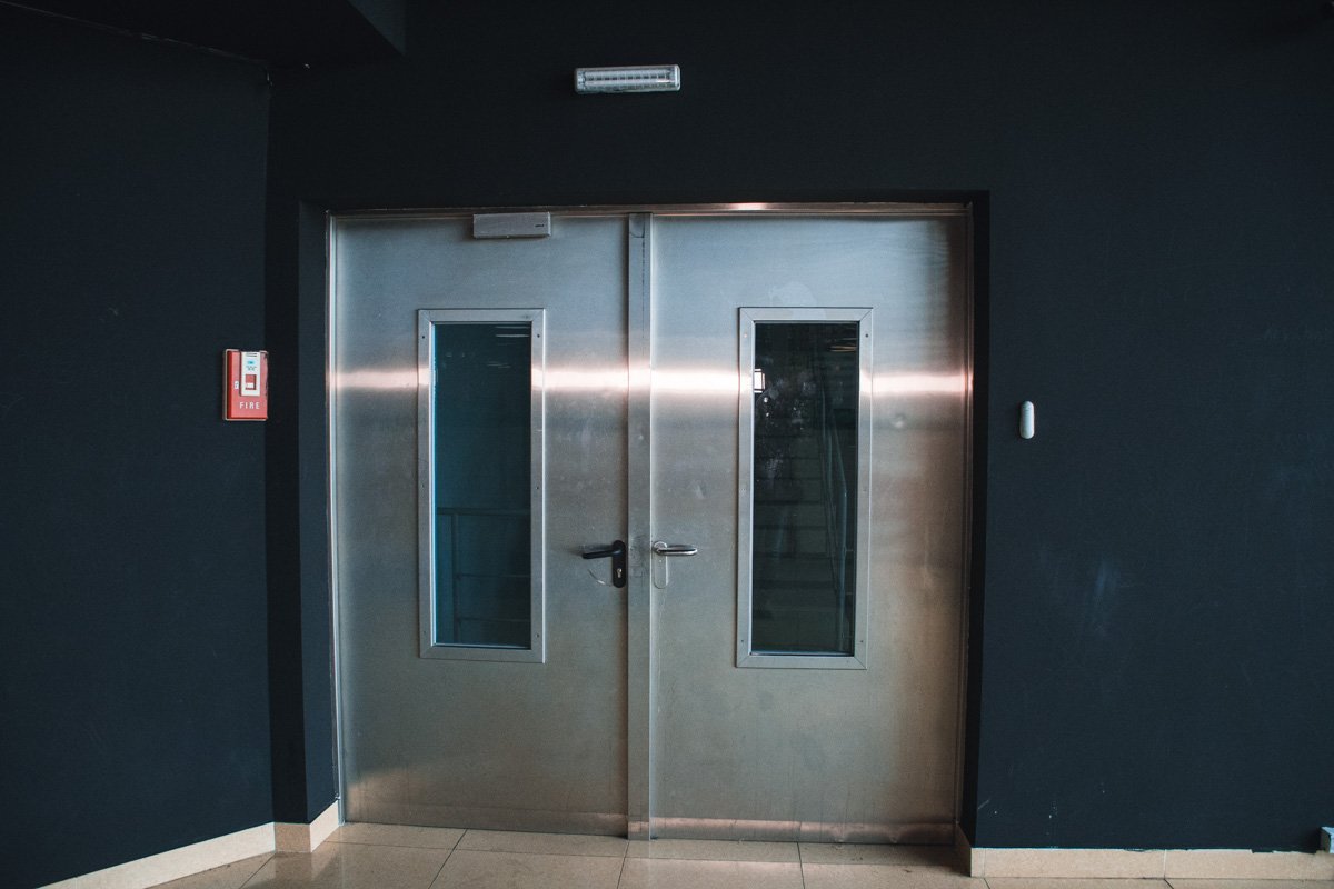 Чтобы выйти через запасную дверь, нужно нажать тревожную кнопку оповещение о задымлении или пожаре